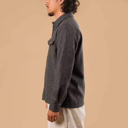 PORTUGUESE-FLANNEL-flaneurs-Wool Field Overshirt Grey porté de profil