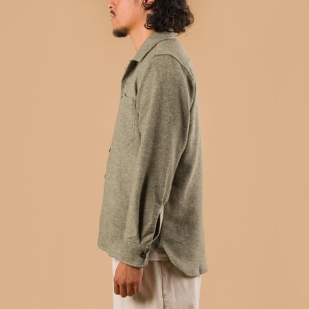 image porté profil flâneurs UNIVERSAL WORKS Dam Marl Work Shirt Pale Green