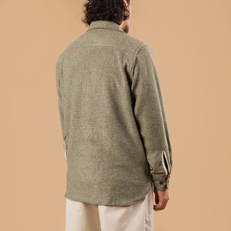 image porté dos flâneurs UNIVERSAL WORKS Dam Marl Work Shirt Pale Green