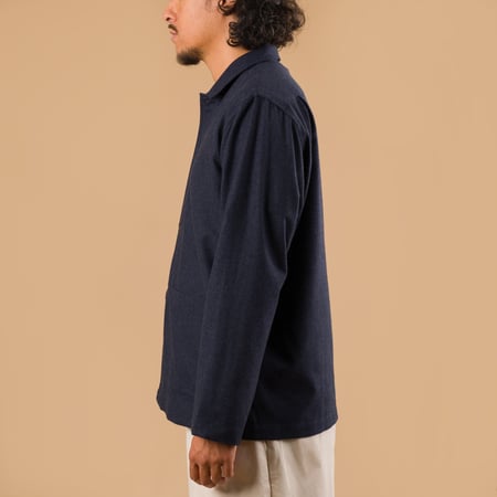 image flaneurs porté profil UNIVERSAL WORKS Brushed Bari Easy Overshirt Navy
