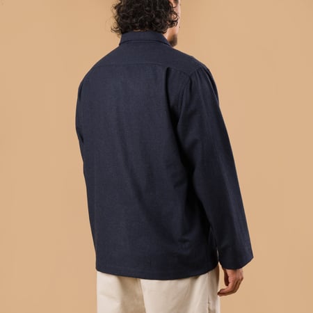 image flaneurs porté dos UNIVERSAL WORKS Brushed Bari Easy Overshirt Navy