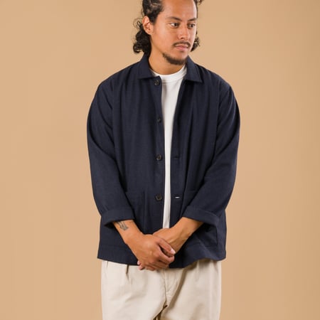 image flaneurs porté UNIVERSAL WORKS Brushed Bari Easy Overshirt Navy