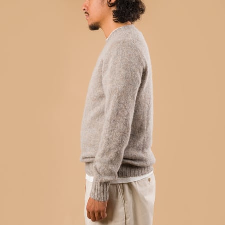 image portée de profil pull HARLEY OF SCOTLAND X FLANEURS shaggy Crew Neck Pebble
