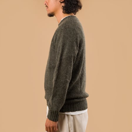 image portée de profil pull HARLEY OF SCOTLAND X FLANEURS shaggy Crew Neck Bog