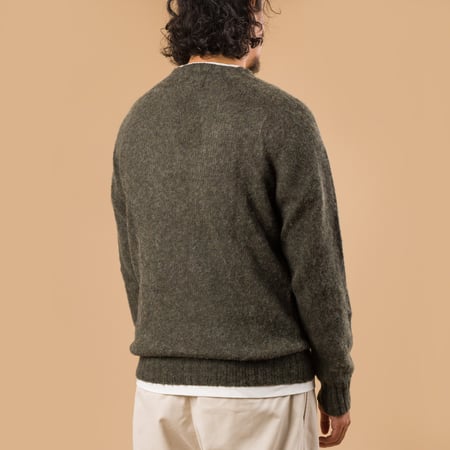 image portée de dos pull HARLEY OF SCOTLAND X FLANEURS shaggy Crew Neck Bog