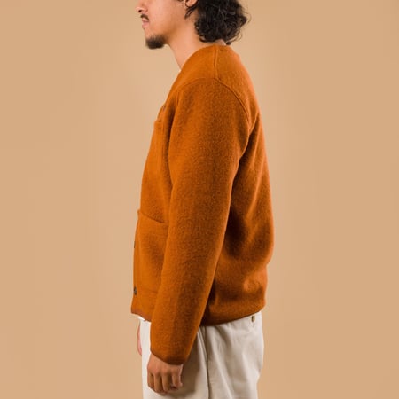 Image-Flâneurs_UNIVERSAL WORKS Wool Fleece Cardigan Rust_porté de profil