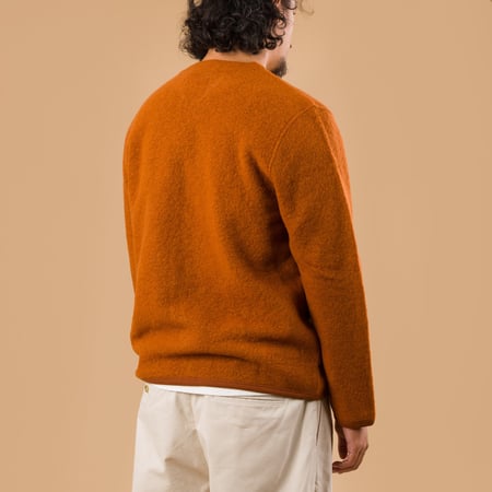 Image-Flâneurs_UNIVERSAL WORKS Wool Fleece Cardigan Rust_porté de dos