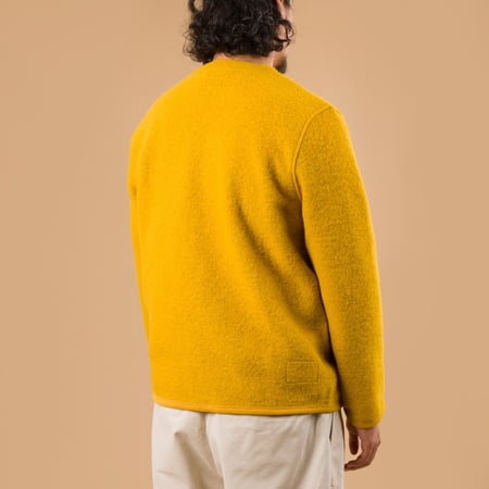Image-Flâneurs_UNIVERSAL WORKS Wool Fleece Cardigan Yellow_porté de dos