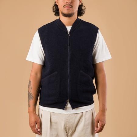Image-Flâneurs_UNIVERSAL WORKS Wool Fleece Zip Waistcoat Navy de face