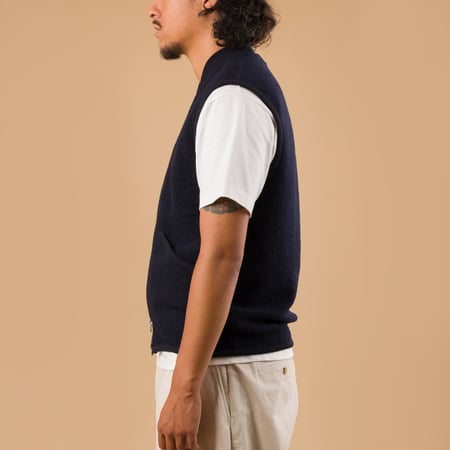 Image-Flâneurs_UNIVERSAL WORKS Wool Fleece Zip Waistcoat Navy_porté de profil