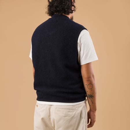 Image-Flâneurs_UNIVERSAL WORKS Wool Fleece Zip Waistcoat Navy_porté de dos