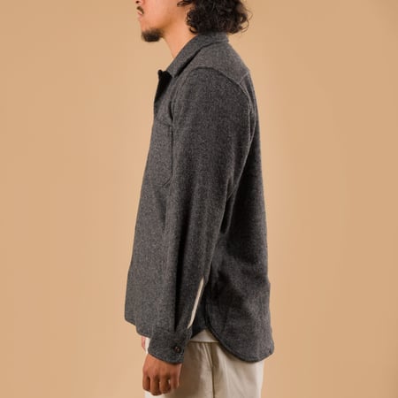 Image-Flâneurs_UNIVERSAL WORKS Dam Marl Work Shirt Grey porté de profil
