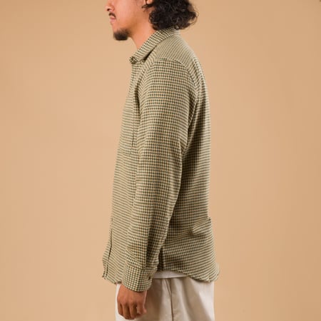 image portée profil flâneurs PORTUGUESE FLANNEL Abstract Shirt Green