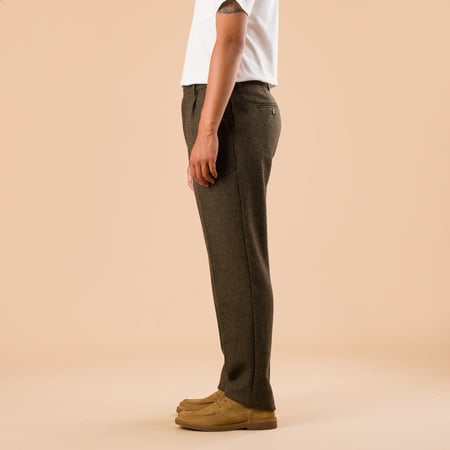 images flaneurs pantalon PORTUGUESE FLANNEL Single Pleat Trousers Forest Green de profil