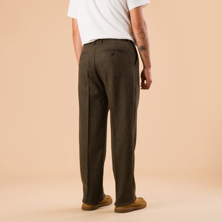 images flaneurs pantalon PORTUGUESE FLANNEL Single Pleat Trousers Forest Green de dos