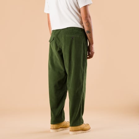 images flaneurs UNIVERSAL WORKS Corduroy Pleated Track Pant Green de dos