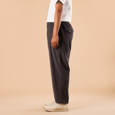 images flaneurs UNIVERSAL WORKS Corduroy Pleated Track Pant Charcoal de profil