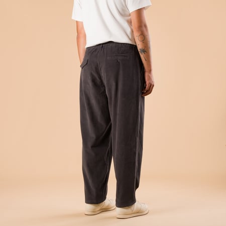 images flaneurs UNIVERSAL WORKS Corduroy Pleated Track Pant Charcoal de dos