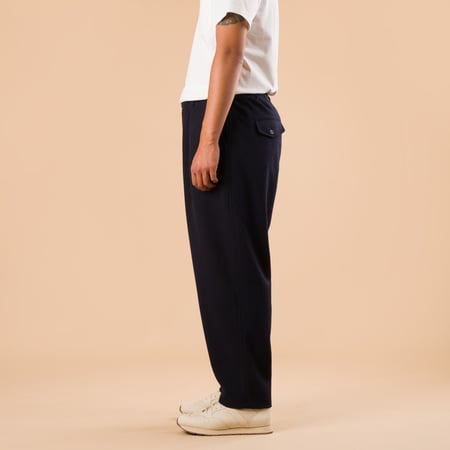 images flaneurs pantalon en laine UNIVERSAL WORKS Soft Recycled Wool Pleated Track Pant Dark Navy de profil