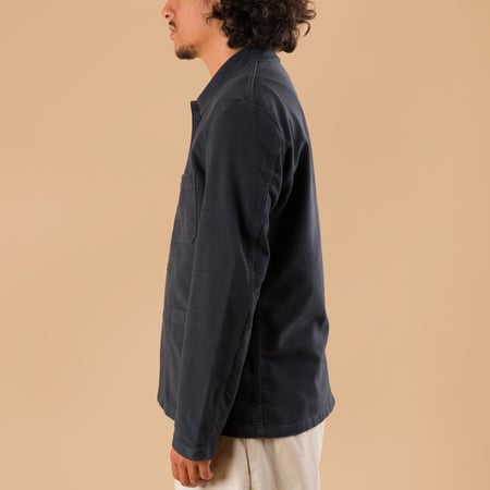 image flaneurs porté de profil VETRA Graphite Suedine Weaved Jacket
