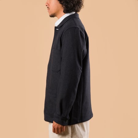 image portée profil flâneurs PORTUGUESE FLANNEL veste Labura Herringbone Wool Light Navy