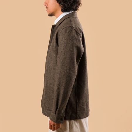 image portée profil flâneurs PORTUGUESE FLANNEL veste Labura Herringbone Wool Light Brown