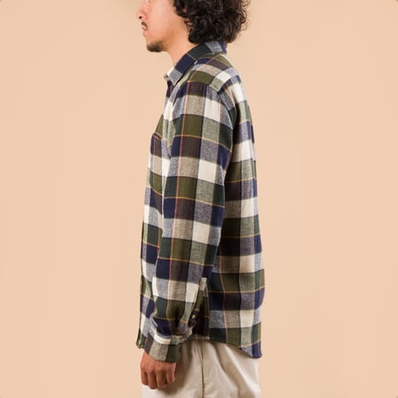 Image-Flâneurs_PORTUGUESE FLANNEL chemsie Pine Shirt_de-profil