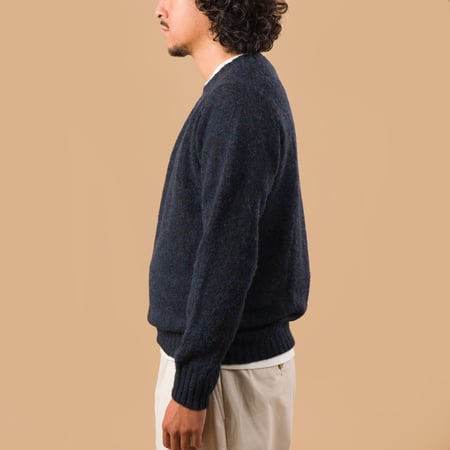 image portée de profil pull HARLEY OF SCOTLAND X FLANEURS shaggy Crew Neck Ocean