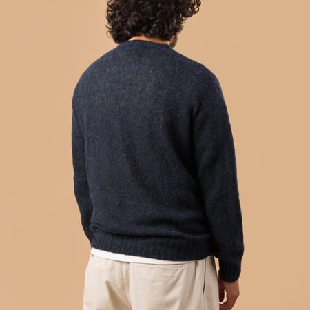image portée de dos pull HARLEY OF SCOTLAND X FLANEURS shaggy Crew Neck Ocean