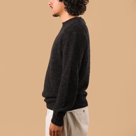 image portée de profil pull HARLEY OF SCOTLAND X FLANEURS shaggy Crew Neck Crag