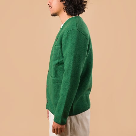 image flâneurs UNIVERSAL WORKS Wool Fleece Cardigan Green de profil