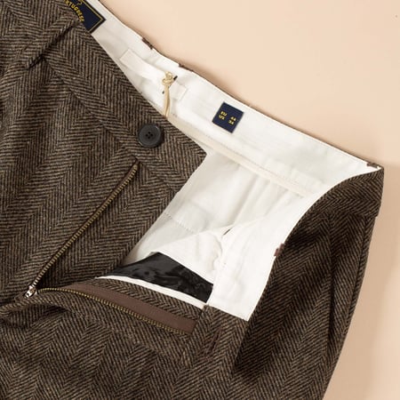 detail boutonnage flaneurs pantalon PORTUGUESE FLANNEL Single Pleat Wool Trousers Herringbone Brown