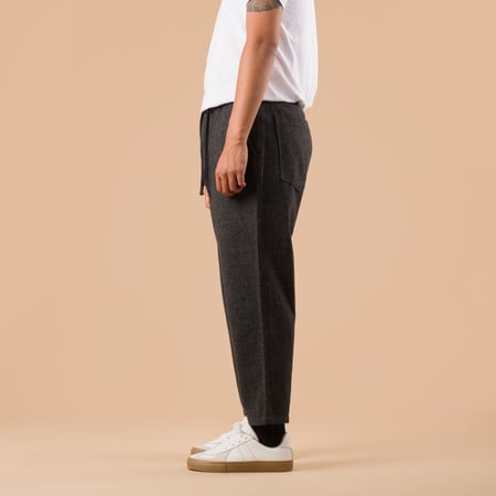 images flaneurs pantalon en laine UNIVERSAL WORKS Anders Wool Upcycled Hi Water Trouser Grey de profil