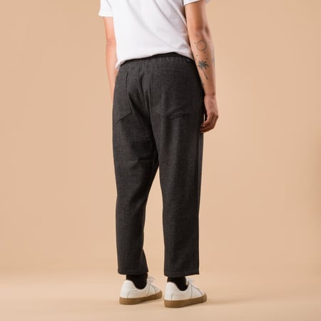 images flaneurs pantalon en laine UNIVERSAL WORKS Anders Wool Upcycled Hi Water Trouser Grey de dos