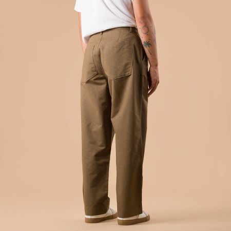 images flaneurs UNIVERSAL WORKS Brushed Polytech Duke Pant Khaki pantalon de dos