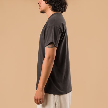 image flâneurs XX DEVELOPMENT SURE MFG 6.6oz mid black Tee de profil