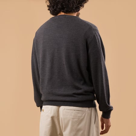 image flâneursMOONCASTLE 12G Wool Crew Neck dark grey de dos