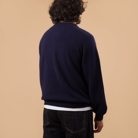 vignette Nitto X Flaneurs pull Bedros geelongora navy porté de dos
