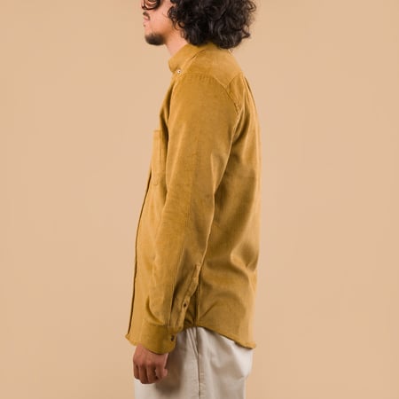 PORTUGUESE-FLANNEL-flâneurs-chemise-velours-Lobo-Prairie de profil