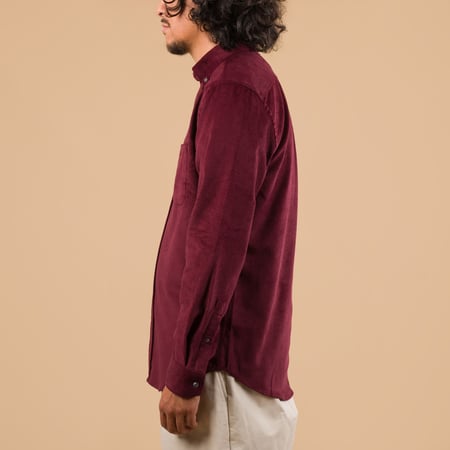 PORTUGUESE-FLANNEL-flâneurs-chemise-velours-Lobo-bordeaux de profil