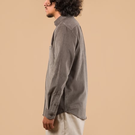 PORTUGUESE-FLANNEL-flâneurs-chemise-velours-Lobo-Grey-de profil