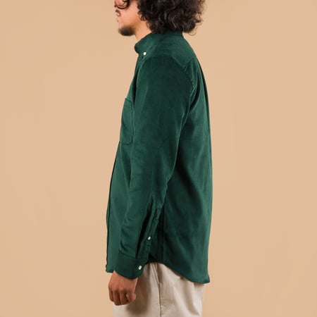 PORTUGUESE-FLANNEL-flâneurs-chemise-velours-Lobo-Green-de profil