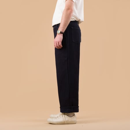 Image-Flâneurs_NAKED & FAMOUS Pleated Trousers Indigo Sugiaya_de profil