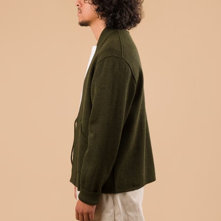 image laine Noragi classique Le Minor X Flâneurs olive porté de profil