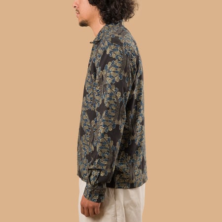 chemise collaboration Kardo FW25 de profil