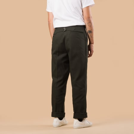 Image-Flâneurs_J. PRESS / New Piped Stem Big Back Belt Drill Green_de-dos