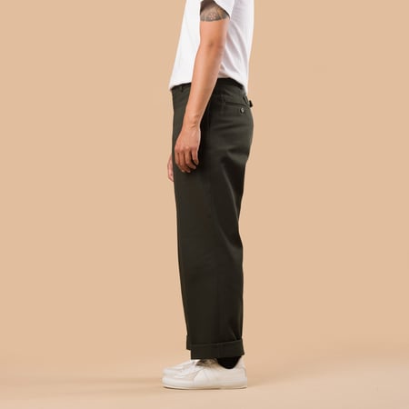 Image-Flâneurs_J. PRESS / New Piped Stem Big Back Belt Drill Green_de-profil