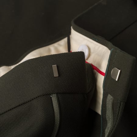 Image-Flâneurs_J. PRESS / New Piped Stem Big Back Belt Drill Green_detail-2