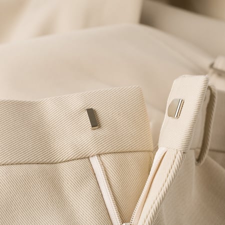 Image-Flâneurs_J. PRESS / New Piped Stem Big Back Belt Drill Beige_detail-4