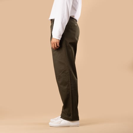 Image-Flâneurs SEUVAS / Chino 2Tuck Trousers Olive_de-profil